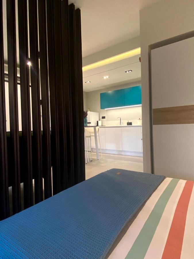 Vyron 2 Lusso Apartment เนอา มิคานิโอนา ภายนอก รูปภาพ